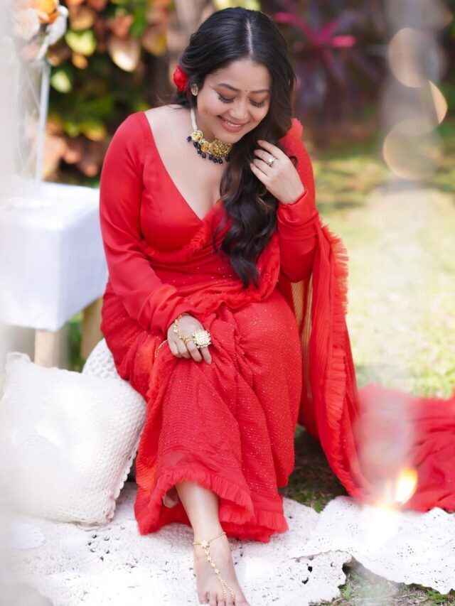 रेड साड़ी में नेहा कक्कड़ ने बरपाया कहर, फैंस ने बोला I Love You