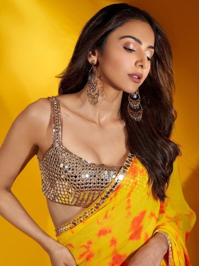 Rakul Preet grabs limelight in traditional look