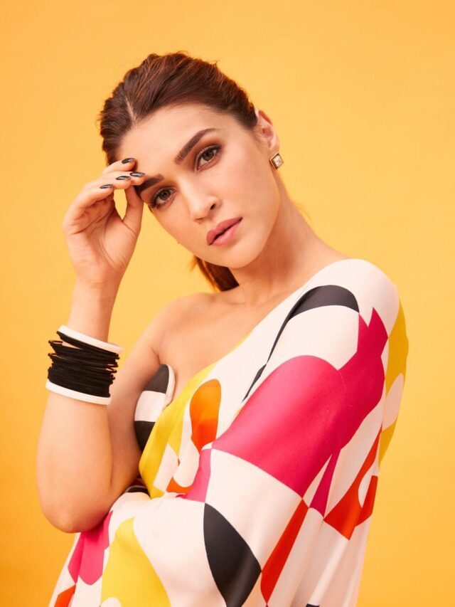 Kirti Sanon flaunts her stunning looks in latest abstract Print saree