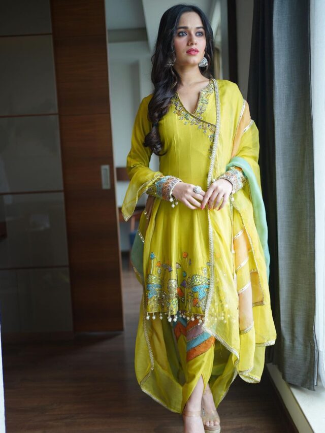 Jannat zubair new look in suit worth the appreciation