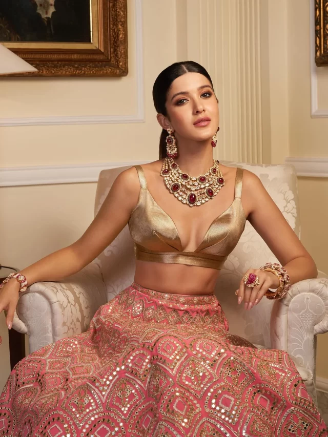 Fashionable blouses that Shanaya Kapoor influenced